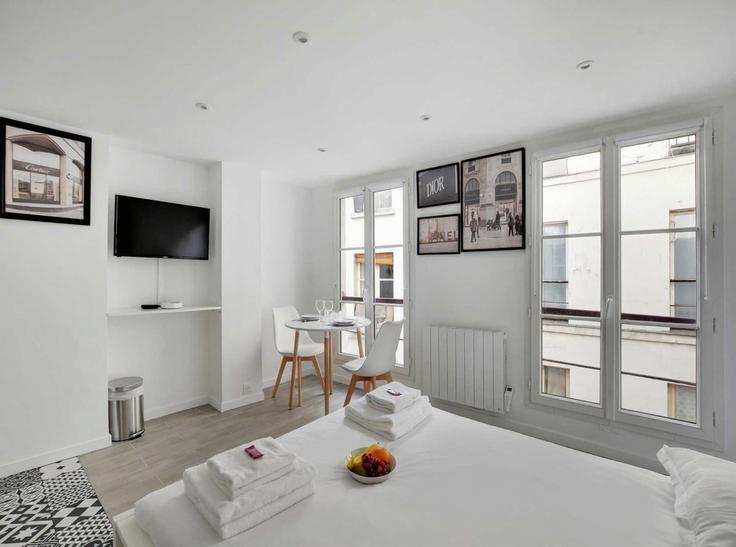 Paris 3rd arrondissementのBuilding Rue des Écouffes - belvilla-ag-dancenter-as - 1392861のアパートメントにある、モダンな家具を備えたエレガントなデザインのリビングルーム Paris 3rd arrondissementのBuilding Rue des Écouffes - belvilla-ag-dancenter-as - 1392861のアパートメントにある、モダンな家具を備えたエレガントなデザインのリビングルーム