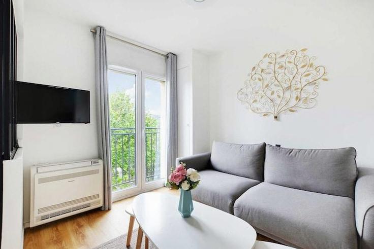 Elegant gestaltetes Wohnzimmer mit moderner Einrichtung in einer Wohnung im Building Boulevard Marguerite de Rochechouart - belvilla-ag-dancenter-as - 1392802 in 18th arrondissement, Paris Elegant gestaltetes Wohnzimmer mit moderner Einrichtung in einer Wohnung im Building Boulevard Marguerite de Rochechouart - belvilla-ag-dancenter-as - 1392802 in 18th arrondissement, Paris