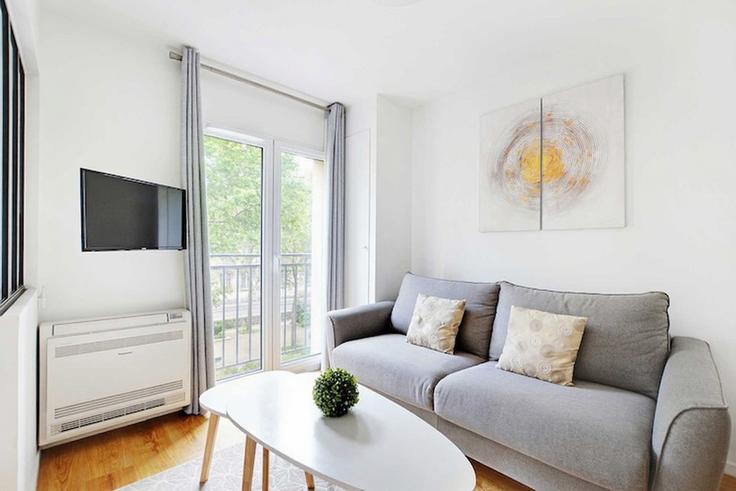 Building Boulevard Marguerite de Rochechouart - belvilla-ag-dancenter-as - 1446170 adresindeki bir dairede modern mobilyalarla zarif bir şekilde tasarlanmış oturma odası 18th arrondissement, Paris