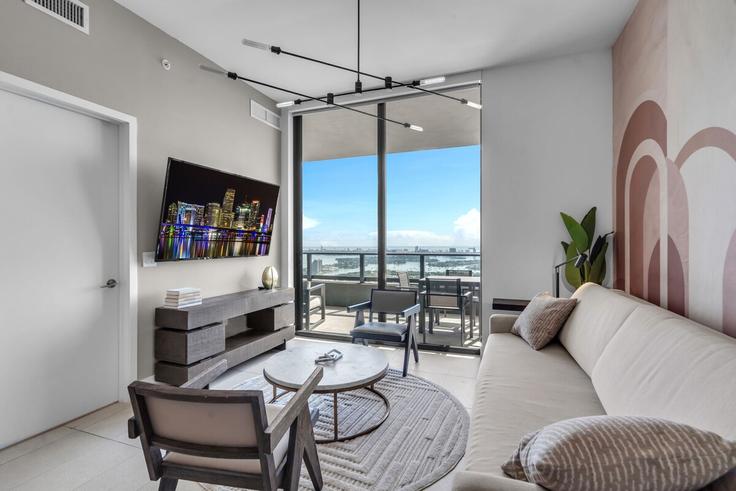 Elegante sala de estar con mobiliario moderno en un apartamento en Building Northeast 6th Street - benichaybrothersllc - 1540500 en Miami, Miami