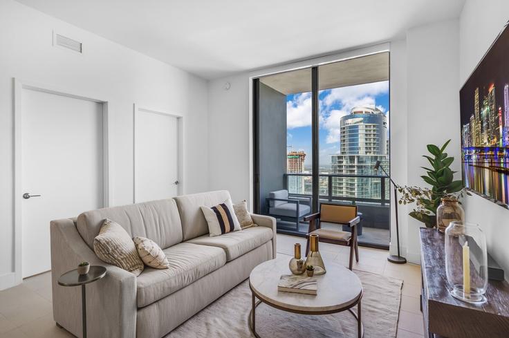Building Northeast 2nd Avenue - benichaybrothersllc - 1540426 adresindeki bir dairede modern mobilyalarla zarif bir şekilde tasarlanmış oturma odası Miami, Miami Building Northeast 2nd Avenue - benichaybrothersllc - 1540426 adresindeki bir dairede modern mobilyalarla zarif bir şekilde tasarlanmış oturma odası Miami, Miami