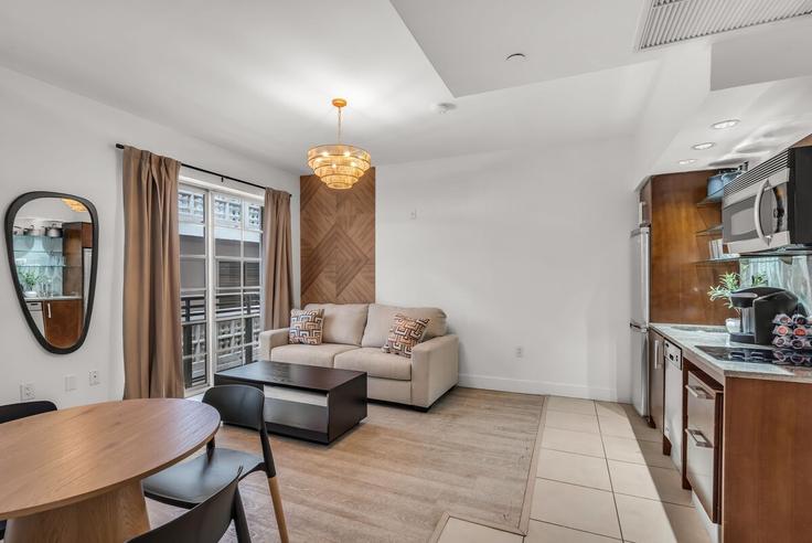 Salle de séjour élégante avec mobilier moderne dans un appartement à Building Ocean Drive - benichaybrothersllc - 1540493 à Miami Beach, Miami Beach Salle de séjour élégante avec mobilier moderne dans un appartement à Building Ocean Drive - benichaybrothersllc - 1540493 à Miami Beach, Miami Beach