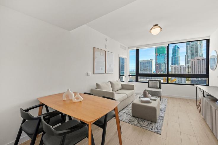 Elegante sala de estar con mobiliario moderno en un apartamento en Building North Miami Avenue - benichaybrothersllc - 1540432 en Miami, Miami Elegante sala de estar con mobiliario moderno en un apartamento en Building North Miami Avenue - benichaybrothersllc - 1540432 en Miami, Miami