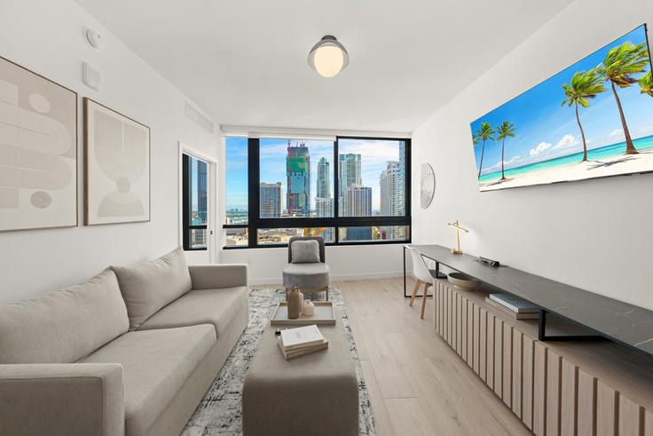 Sala de estar elegantemente projetada com móveis modernos em um apartamento no Building North Miami Avenue - benichaybrothersllc - 1540432 em Miami, Miami Sala de estar elegantemente projetada com móveis modernos em um apartamento no Building North Miami Avenue - benichaybrothersllc - 1540432 em Miami, Miami