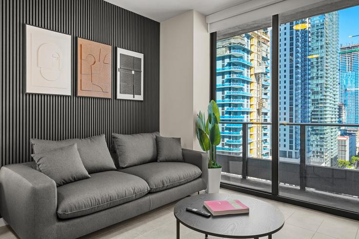 Elegante sala de estar con mobiliario moderno en un apartamento en Building Northeast 4th Street - benichaybrothersllc - 1540437 en Miami, Miami Elegante sala de estar con mobiliario moderno en un apartamento en Building Northeast 4th Street - benichaybrothersllc - 1540437 en Miami, Miami
