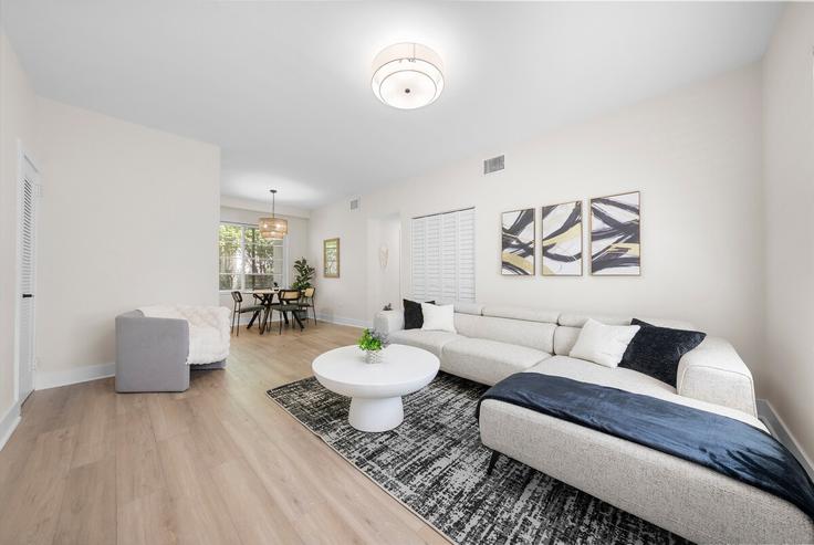 Elegant gestaltetes Wohnzimmer mit moderner Einrichtung in einer Wohnung im Building 16th Street - benichaybrothersllc - 1541076 in Miami Beach, Miami Beach Elegant gestaltetes Wohnzimmer mit moderner Einrichtung in einer Wohnung im Building 16th Street - benichaybrothersllc - 1541076 in Miami Beach, Miami Beach