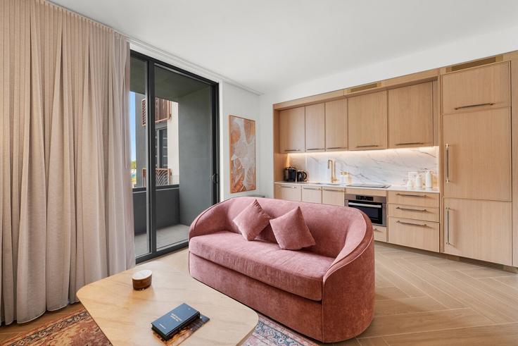Sala de estar elegantemente projetada com móveis modernos em um apartamento no Building Northwest 2nd Avenue - benichaybrothersllc - 1566437 em Miami, Miami