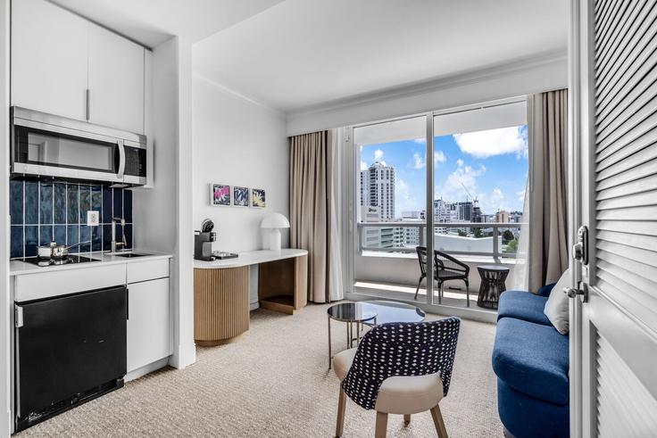 Elegant gestaltetes Wohnzimmer mit moderner Einrichtung in einer Wohnung im Building Collins Avenue - benichaybrothersllc - 1540460 in Miami Beach, Miami Beach Elegant gestaltetes Wohnzimmer mit moderner Einrichtung in einer Wohnung im Building Collins Avenue - benichaybrothersllc - 1540460 in Miami Beach, Miami Beach
