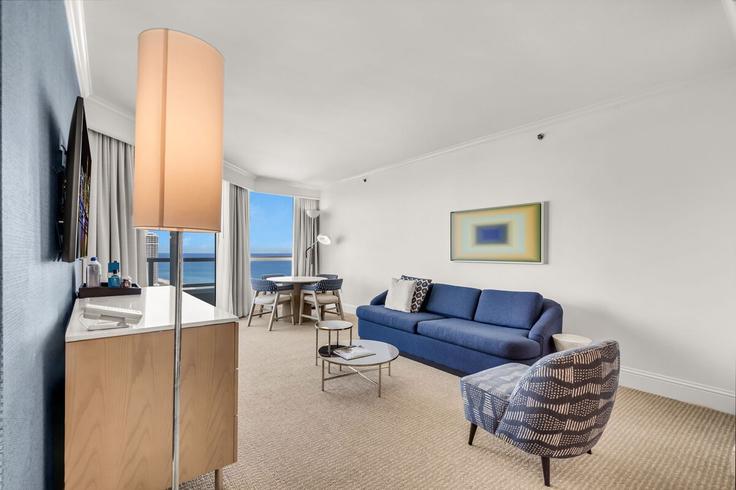 Elegante sala de estar con mobiliario moderno en un apartamento en Building Collins Avenue - benichaybrothersllc - 1540476 en Miami Beach, Miami Beach Elegante sala de estar con mobiliario moderno en un apartamento en Building Collins Avenue - benichaybrothersllc - 1540476 en Miami Beach, Miami Beach