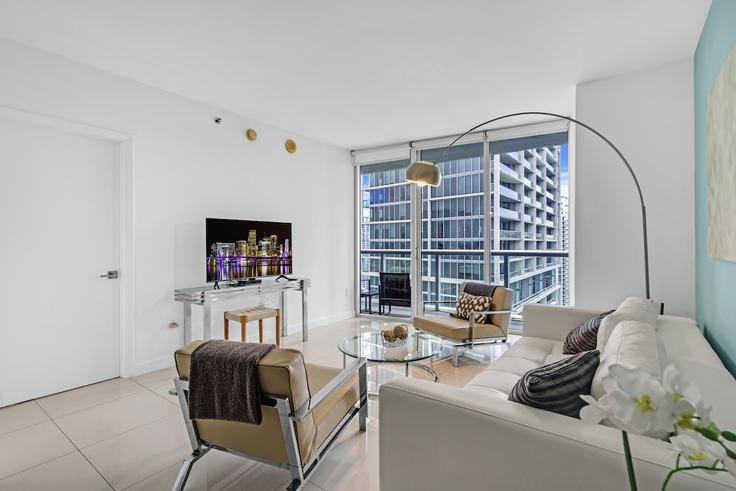 Elegant gestaltetes Wohnzimmer mit moderner Einrichtung in einer Wohnung im Building Brickell Avenue - benichaybrothersllc - 1540499 in Miami, Miami