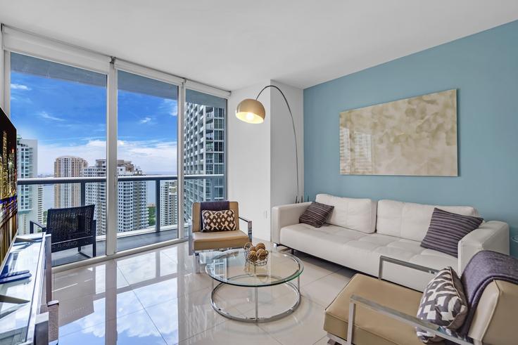 Miami, Miami에 위치한 Building Brickell Avenue - benichaybrothersllc - 1540499 유닛의 세련된 인테리어가 돋보이는 거실 Miami, Miami에 위치한 Building Brickell Avenue - benichaybrothersllc - 1540499 유닛의 세련된 인테리어가 돋보이는 거실