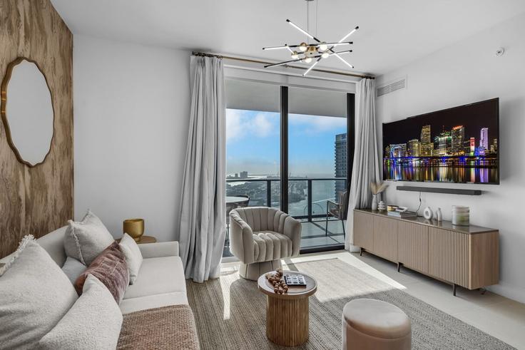 Salle de séjour élégante avec mobilier moderne dans un appartement à Building Northeast 6th Street - benichaybrothersllc - 1540441 à Miami, Miami