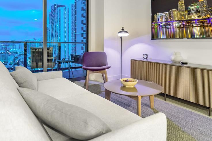 Miami, Miami에 위치한 Building Northeast 6th Street - benichaybrothersllc - 1540461 유닛의 세련된 인테리어가 돋보이는 거실