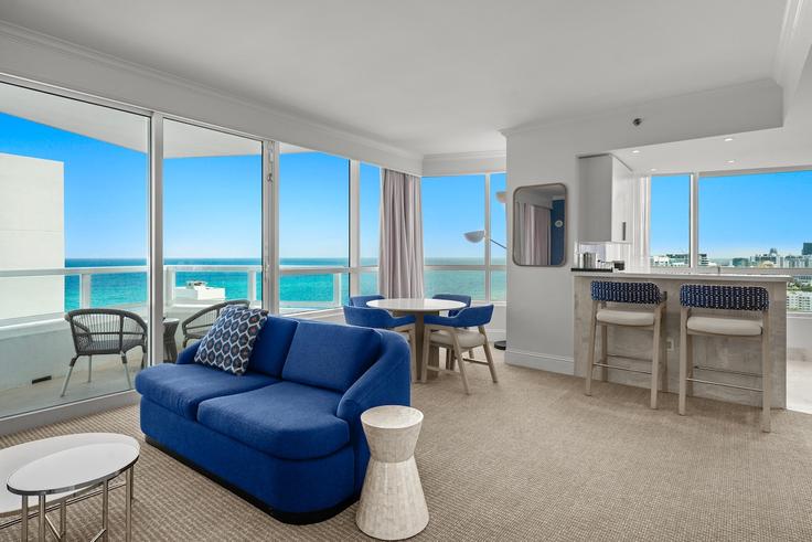 Miami Beach, Miami Beach에 위치한 Building Collins Avenue - benichaybrothersllc - 1540447 유닛의 세련된 인테리어가 돋보이는 거실 Miami Beach, Miami Beach에 위치한 Building Collins Avenue - benichaybrothersllc - 1540447 유닛의 세련된 인테리어가 돋보이는 거실