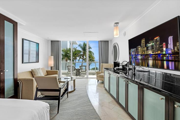 Miami Beach, Miami Beach에 위치한 Building Collins Avenue - benichaybrothersllc - 1540533 유닛의 세련된 인테리어가 돋보이는 거실