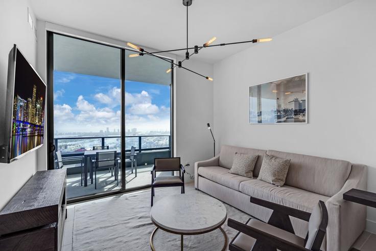 Salle de séjour élégante avec mobilier moderne dans un appartement à Building Northeast 6th Street - benichaybrothersllc - 1540500 à Miami, Miami