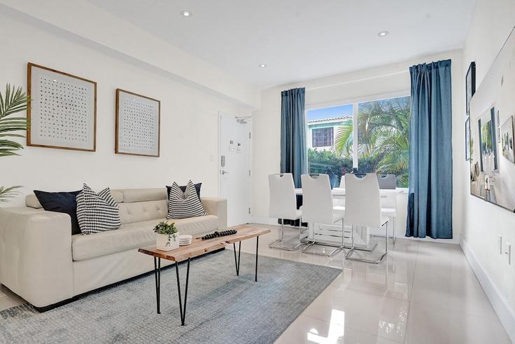 Elegant gestaltetes Wohnzimmer mit moderner Einrichtung in einer Wohnung im Building Lincoln Road - benichaybrothersllc - 1540442 in Miami Beach, Miami Beach Elegant gestaltetes Wohnzimmer mit moderner Einrichtung in einer Wohnung im Building Lincoln Road - benichaybrothersllc - 1540442 in Miami Beach, Miami Beach