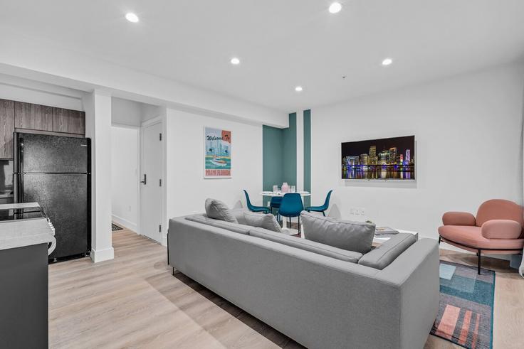 Building Bay Road - benichaybrothersllc - 1540439 adresindeki bir dairede modern mobilyalarla zarif bir şekilde tasarlanmış oturma odası Miami Beach, Miami Beach Building Bay Road - benichaybrothersllc - 1540439 adresindeki bir dairede modern mobilyalarla zarif bir şekilde tasarlanmış oturma odası Miami Beach, Miami Beach