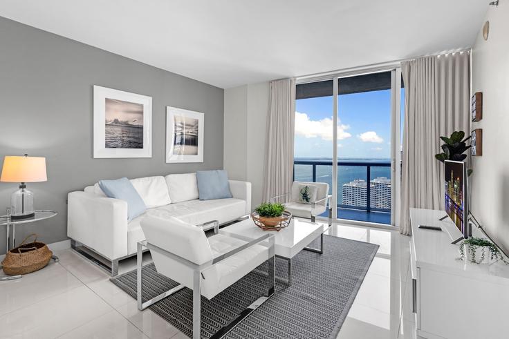 Sala de estar elegantemente projetada com móveis modernos em um apartamento no Building Brickell Avenue - benichaybrothersllc - 1540473 em Miami, Miami Sala de estar elegantemente projetada com móveis modernos em um apartamento no Building Brickell Avenue - benichaybrothersllc - 1540473 em Miami, Miami