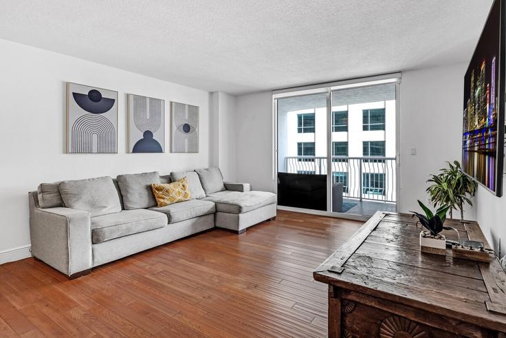Elegant gestaltetes Wohnzimmer mit moderner Einrichtung in einer Wohnung im Building The Club at Brickell Bay Drive - benichaybrothersllc - 1540496 in Miami, Miami