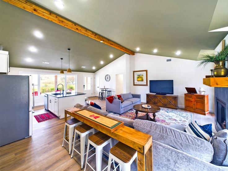 Sala de estar elegantemente projetada com móveis modernos em um apartamento no Building Price Coffee Road - bentonville-lodging-co - 1621848 em Bentonville, Bentonville Sala de estar elegantemente projetada com móveis modernos em um apartamento no Building Price Coffee Road - bentonville-lodging-co - 1621848 em Bentonville, Bentonville