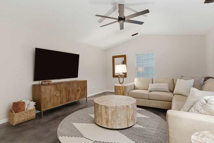 Building Camellia Drive - bentonville-lodging-co - 1621855 adresindeki bir dairede modern mobilyalarla zarif bir şekilde tasarlanmış oturma odası Bentonville, Bentonville Building Camellia Drive - bentonville-lodging-co - 1621855 adresindeki bir dairede modern mobilyalarla zarif bir şekilde tasarlanmış oturma odası Bentonville, Bentonville