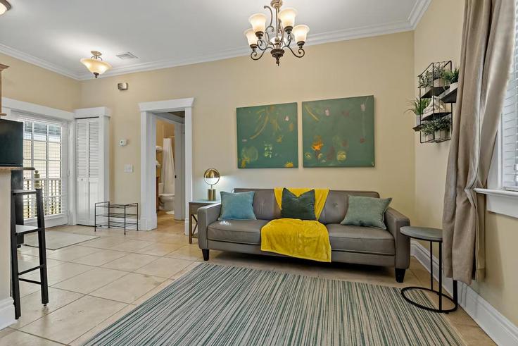 Sala de estar elegantemente projetada com móveis modernos em um apartamento no Building South Orleans Avenue - berryblissexperience - 1272813 em Tampa, Tampa