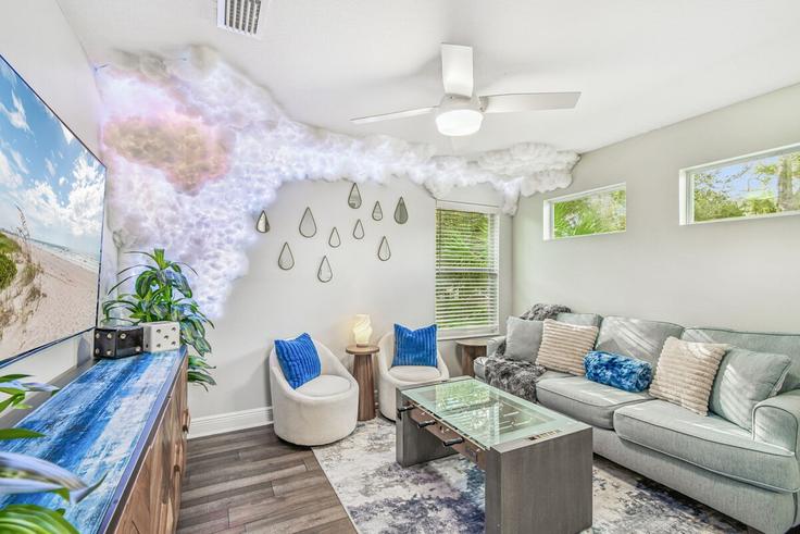 Salle de séjour élégante avec mobilier moderne dans un appartement à Building West Hollywood Street - berryblissexperience - 1295473 à Tampa, Tampa