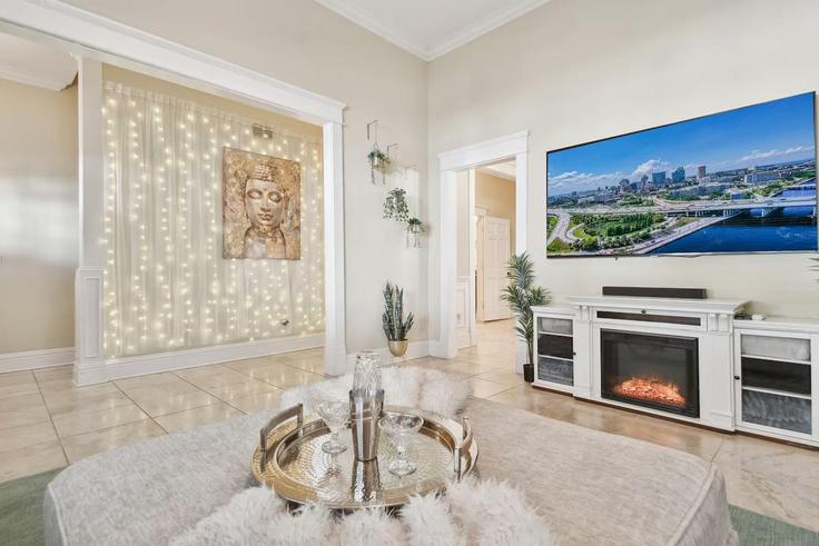 Building South Willow Avenue - berryblissexperience - 1272821 adresindeki bir dairede modern mobilyalarla zarif bir şekilde tasarlanmış oturma odası Tampa, Tampa