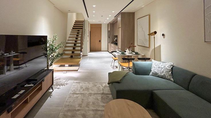 Elegantly designed living room with modern furnishings in an apartment at Building Tariaq Bedon Esm - bespokeresidences - 1254809 - DXB in Jumeirah Village, Dubai