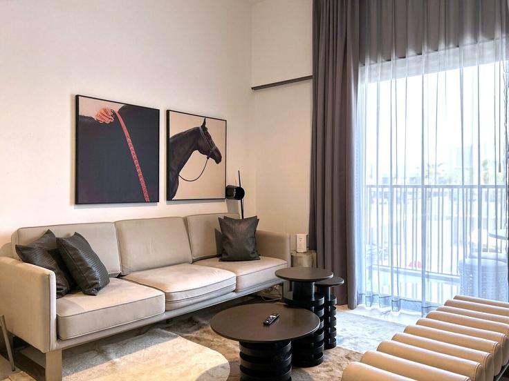 Elegante sala de estar con mobiliario moderno en un apartamento en Building Tariaq Bedon Esm - bespokeresidences - 1041784 - DXB en Al Quoz, Dubai