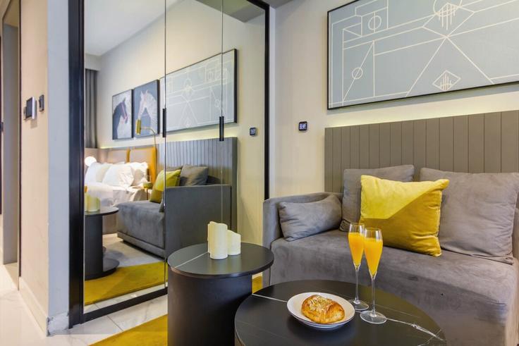 Business Bay, Dubai 소재 Building Al Asayel Street - bespokeresidences - 1245509 - DXB 유닛에 마련된, 현대적인 가구로 꾸며진 우아한 디자인의 거실 Business Bay, Dubai 소재 Building Al Asayel Street - bespokeresidences - 1245509 - DXB 유닛에 마련된, 현대적인 가구로 꾸며진 우아한 디자인의 거실