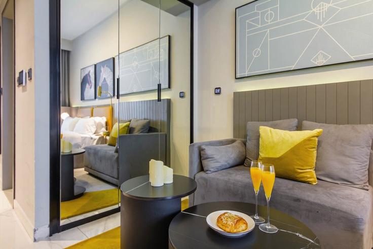 Business Bay, Dubai에 위치한 Building Marasi Drive - bespokeresidences - 1041792 아파트의 세련된 인테리어가 돋보이는 거실 Business Bay, Dubai에 위치한 Building Marasi Drive - bespokeresidences - 1041792 아파트의 세련된 인테리어가 돋보이는 거실