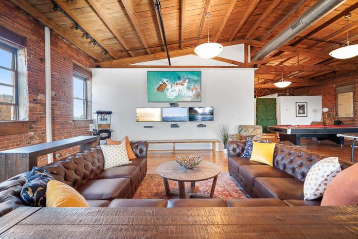 Elegant gestaltetes Wohnzimmer mit moderner Einrichtung in einer Wohnung im Building North Howard Street - bespokestay - 1049449 - USA in Philadelphia, Philadelphia