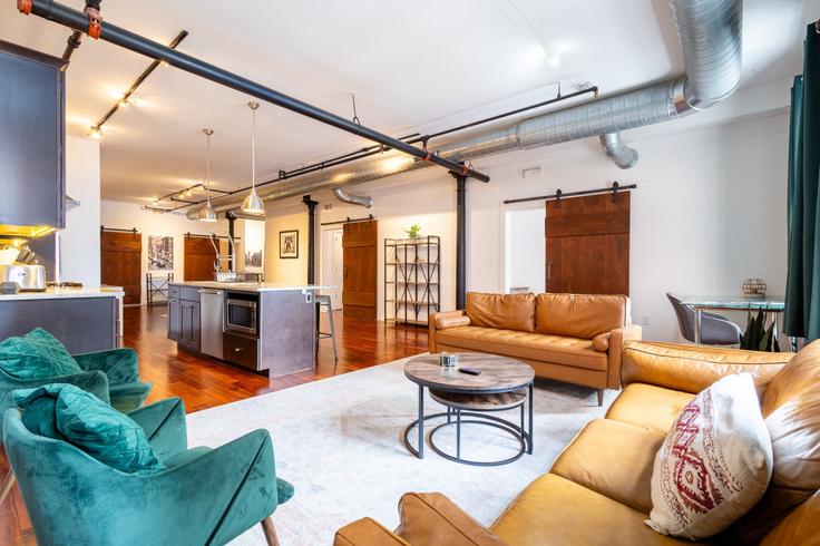 Philadelphia PhiladelphiaのBuilding South 7th Street - bespokestay - 1049457 - USAのアパートメントにある、モダンな家具を備えたエレガントなデザインのリビングルーム