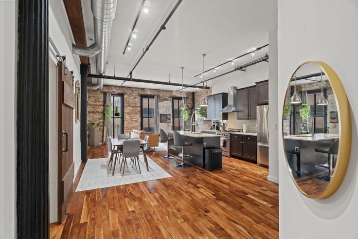 Elegante sala de estar con mobiliario moderno en un apartamento en Building South 7th Street - bespokestay - 1049459 - USA en Philadelphia, Philadelphia