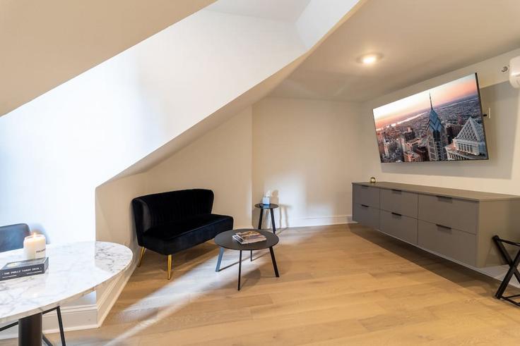 Philadelphia PhiladelphiaのBuilding Spruce Street - bespokestay - 1049471 - USAのアパートメントにある、モダンな家具を備えたエレガントなデザインのリビングルーム
