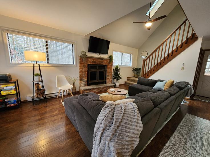 Elegante sala de estar con mobiliario moderno en un apartamento en Building Winamac Drive - bespokestay - 1049540 - USA en Arrowhead Lake, Arrowhead Lake