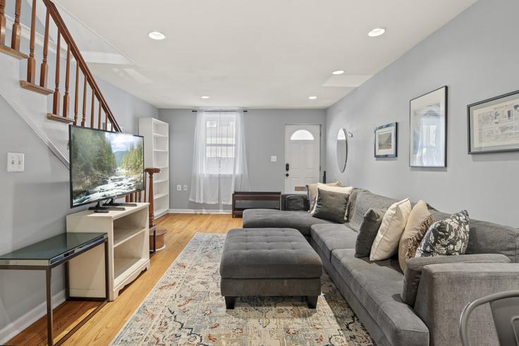 Elegante sala de estar con mobiliario moderno en un apartamento en Building South Clifton Street - bespokestay - 1304275 en Philadelphia, Philadelphia