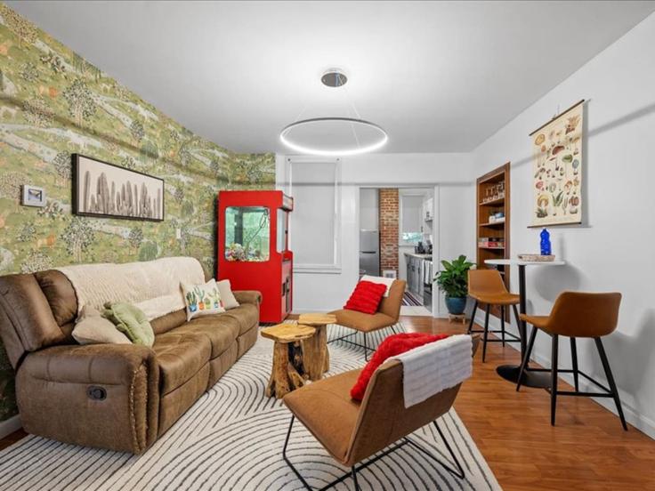 Elegante sala de estar con mobiliario moderno en un apartamento en Building Stanton Avenue - bespokestay - 1304715 - USA en Pittsburgh, Pittsburgh