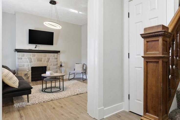 Sala de estar elegantemente projetada com móveis modernos em um apartamento no Building Winton Street - bespokestay - 1375928 em Pittsburgh, Pittsburgh