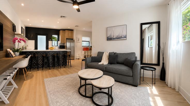 Salle de séjour élégante avec mobilier moderne dans un appartement à Building Southwest 9th Street - beststay - 1605643 à Miami, Miami Salle de séjour élégante avec mobilier moderne dans un appartement à Building Southwest 9th Street - beststay - 1605643 à Miami, Miami