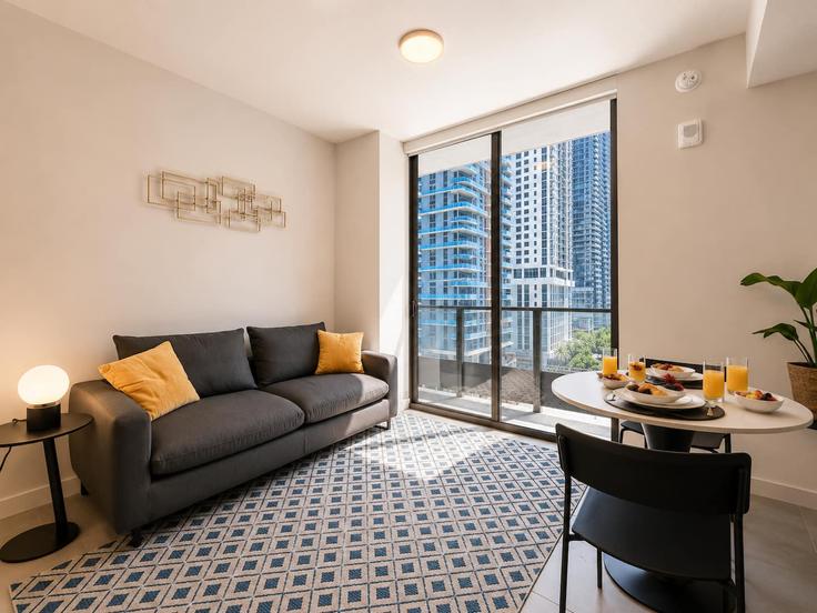 Miami MiamiのBuilding Northeast 5th Street - beststay - 1539661のアパートメントにある、モダンな家具を備えたエレガントなデザインのリビングルーム Miami MiamiのBuilding Northeast 5th Street - beststay - 1539661のアパートメントにある、モダンな家具を備えたエレガントなデザインのリビングルーム