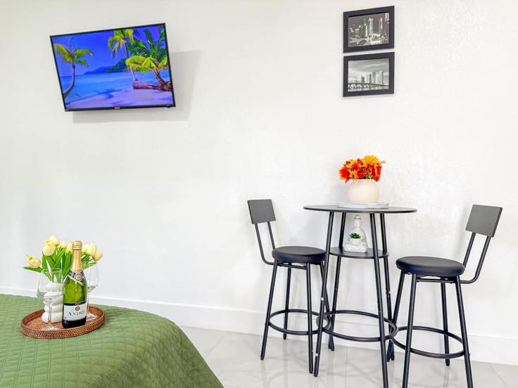 Building Juniper Street - beststay - 1442062 adresindeki bir dairede modern mobilyalarla zarif bir şekilde tasarlanmış oturma odası Miramar, Miramar Building Juniper Street - beststay - 1442062 adresindeki bir dairede modern mobilyalarla zarif bir şekilde tasarlanmış oturma odası Miramar, Miramar