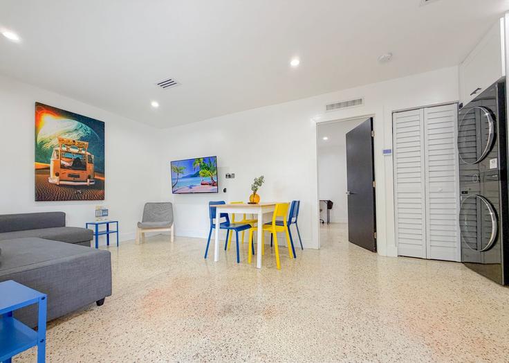 Salle de séjour élégante avec mobilier moderne dans un appartement à Building Northwest 57th Street - beststay - 1258732 - MIA à Miami, Miami