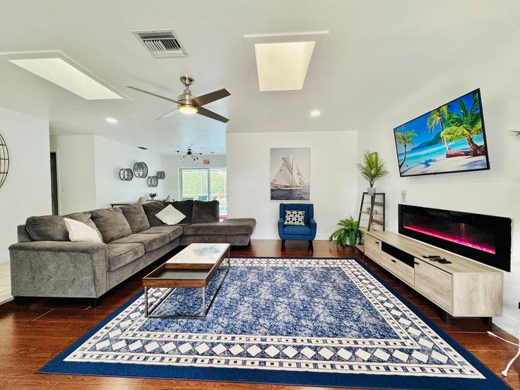 Sunrise, Sunrise에 위치한 Building Northwest 21st Street - beststay - 1258747 - MIA 유닛의 세련된 인테리어가 돋보이는 거실 Sunrise, Sunrise에 위치한 Building Northwest 21st Street - beststay - 1258747 - MIA 유닛의 세련된 인테리어가 돋보이는 거실