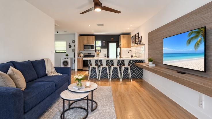 Sala de estar elegantemente projetada com móveis modernos em um apartamento no Building Southwest 9th Street - beststay - 1605644 em Miami, Miami Sala de estar elegantemente projetada com móveis modernos em um apartamento no Building Southwest 9th Street - beststay - 1605644 em Miami, Miami