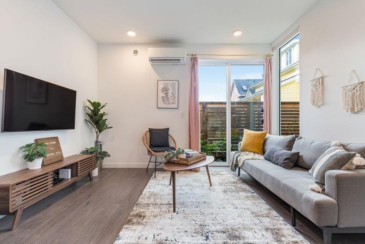 Salle de séjour élégante avec mobilier moderne dans un appartement à Building East Union Street - betterstay - 1035940 - SEA à Seattle, Seattle