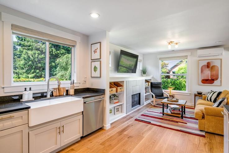 Elegant gestaltetes Wohnzimmer mit moderner Einrichtung in einer Wohnung im Building Edgewest Drive Northwest - betterstay - 1035882 - SEA in Seattle, Seattle