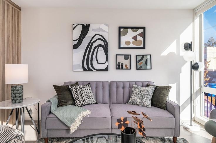 Elegant gestaltetes Wohnzimmer mit moderner Einrichtung in einer Wohnung im Building North 42nd Street - betterstay - 1036016 - SEA in Seattle, Seattle